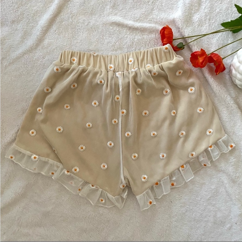 Daisy Embroidered Mesh Ruffle Shorts 🌼 - Picture 5 of 9
